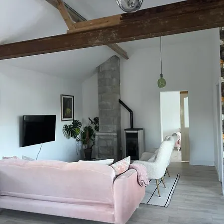 Appartement Cosy With Fire Stove